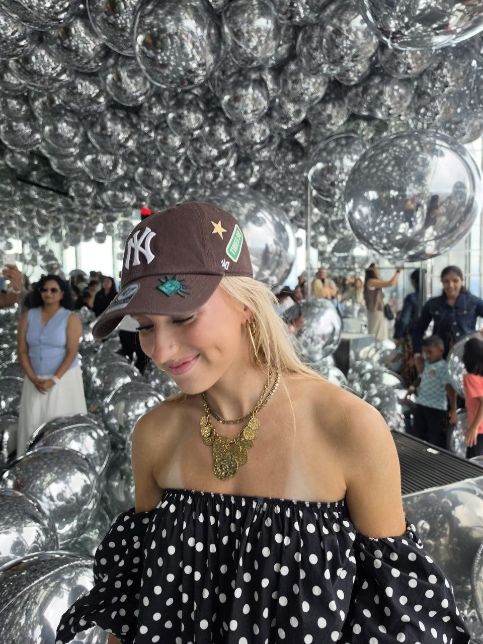 Jackie met cap tussen de zilveren ballonnen