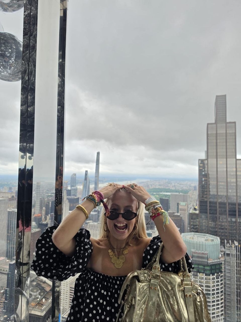 Jackie in een polka dot top boven Manhattan