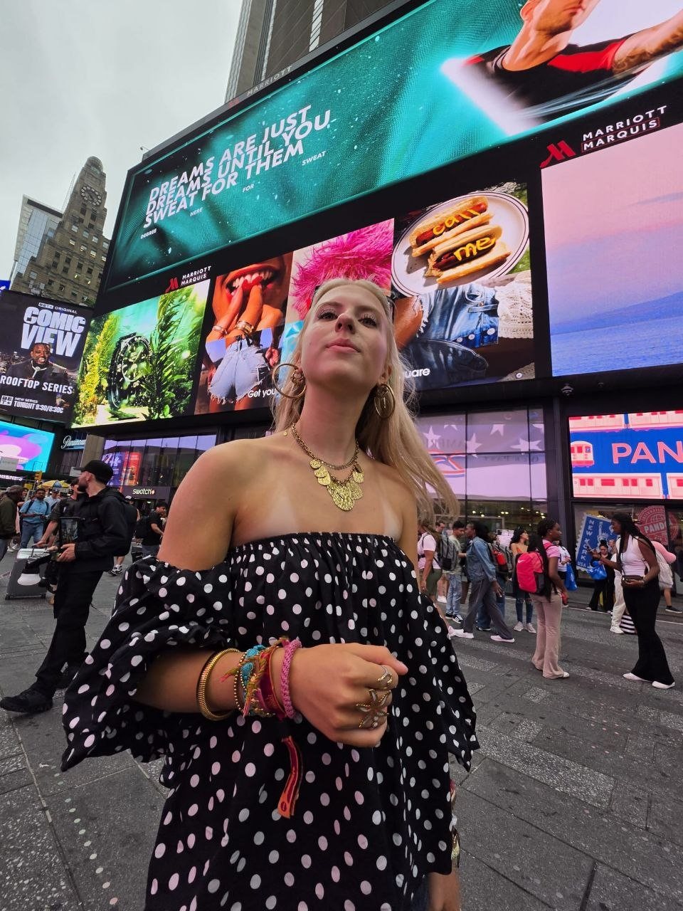 Polka dot top op Times Square